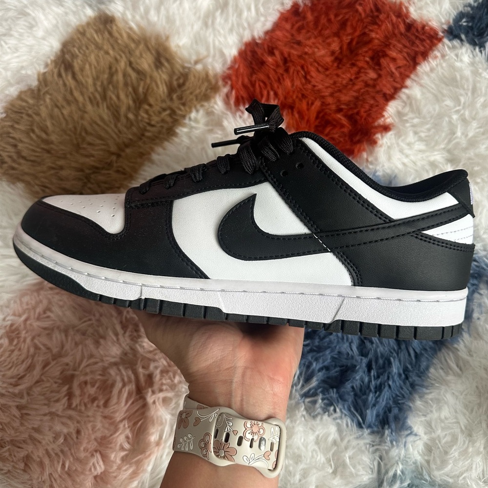 Nike Men's Black and White Low-Top Sneakers